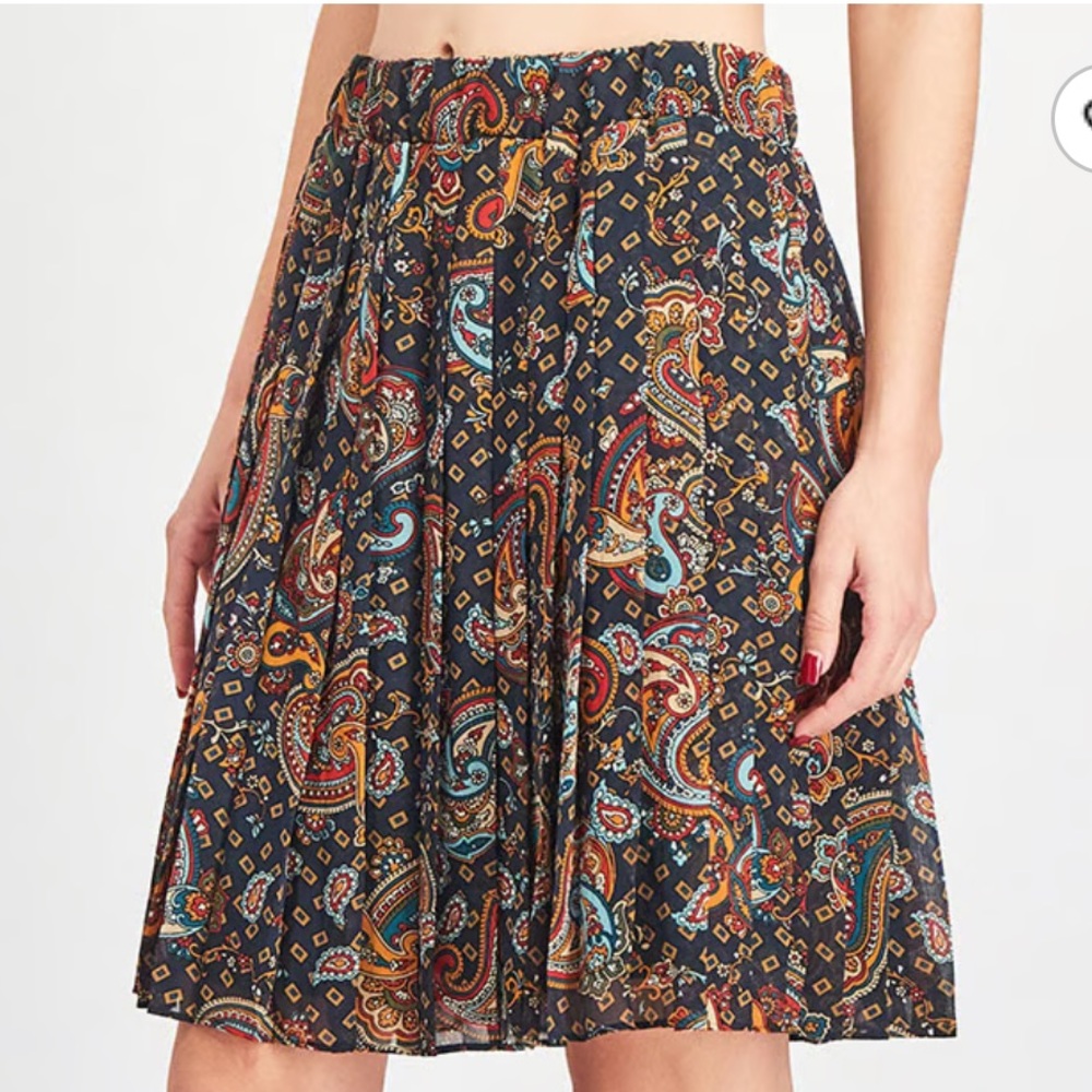 TOMMY HILFIGER PLEATED PAISLEY SKIRT. SIZE 12. PULL ON ELASTIC WAIST. LINED.